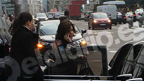 La vicepresidenta aparca el coche oficial en el carril bus de la Gran Vía para ir a Primark