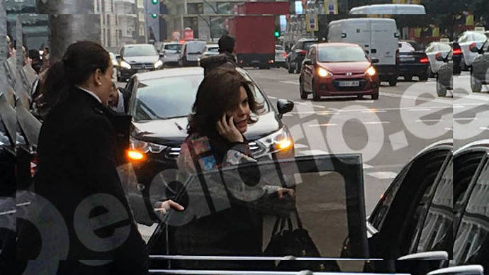 La vicepresidenta del Gobierno, saliendo de la tienda y entrando en su coche, aparcado en el carril bus de la Gran Vía: eldiario.es