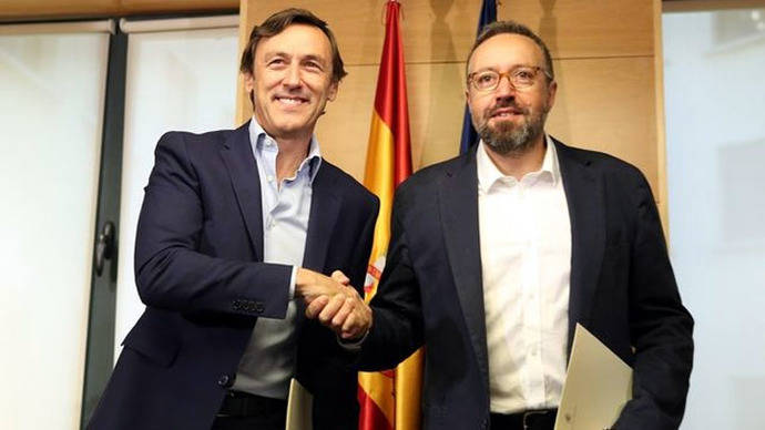 Rafael Hernando y Juan Carlos Girauta, durante la firma del pacto entre PP y C's en agosto