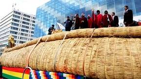 Bolivia despide al barco de totora que viajará por el Pacífico