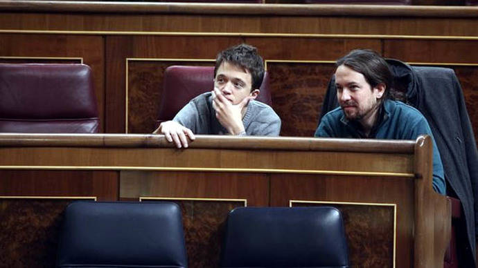 Iglesias y Errejón en sus escaños del Parlamento