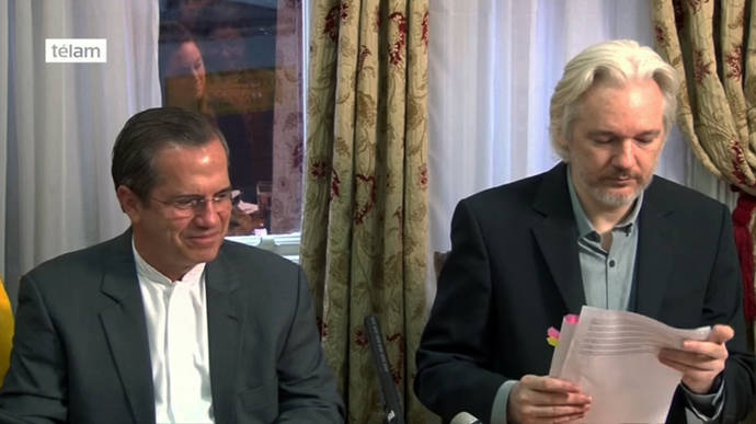 Assange en conferencia de prensa en la embajada de Ecuador en Londres