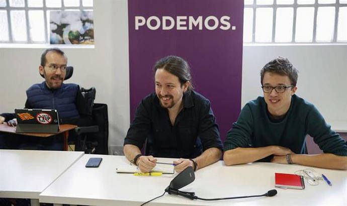 Pablo Iglesias, con Íñigo Errejón y Pablo Echenique. EFE