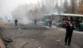 Al menos 13 muertos y 55 heridos por el atentado contra un autobús con militares en Turquía