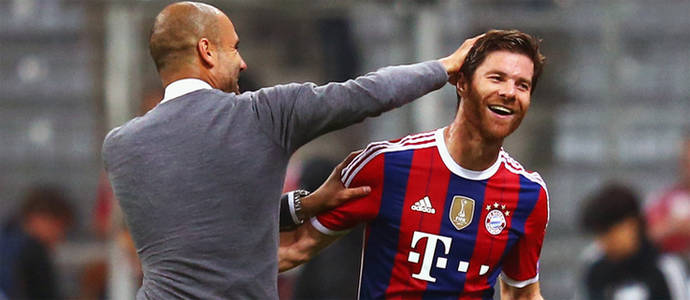 Xabi Alonso, jugador del Bayern Munich, con Pep Guardiola, en su etapa como entrenador de este club