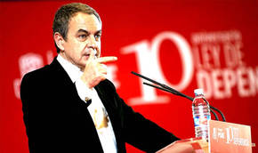 Zapatero insufla ánimos al PSOE en el Congreso y se muestra 