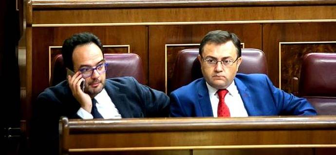El presidente del grupo socialista, Antonio Hernando, y el secretario general, Miguel Ángel Heredia, en el Congreso.