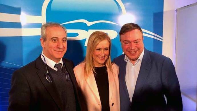 Juan Soler, a la derecha, junto a Cristina Cifuentes y su número dos en la gestora del PP de Madrid, Juan Carlos Vera