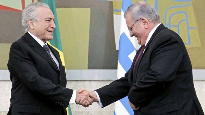 El embajador de Grecia en Brasil, Kyriakos Amiridis (d) saluda a Michel Temer presidente de Brasil (imagen de archivo)