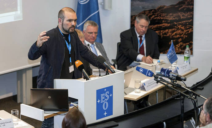 Guillem Anglada-Escudé ha sido elegido por Nature por haber descubierto un planeta de aproximadamente el tamaño de la Tierra orbitando en la estrella más cercana al Sol. / EFE 