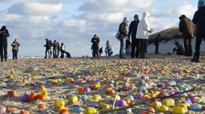La costa de una isla alemana es inundada con miles de huevos sorpresa