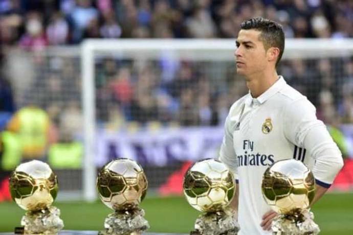 Cristiano Ronaldo posó este sábado en el Bernabéu con los cuatro balones de oro que ha ganado. 