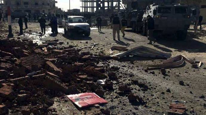 Extremistas atacan con camión bomba un retén de policías en Egipto