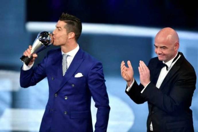 Cristiano Ronaldo, futbolista portugués de Real Madrid, recibió el premio 'The Best' de manos del presidente de Fifa, Gianni Infantino.