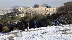 La región de Atenas paralizada por la peor nevada en nueve años