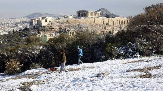 La región de Atenas paralizada por la peor nevada en nueve años