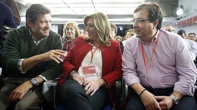 El presidente de la gestora, Javier Fernández junto a Susana Díaz y Guillermo Fernández Vara