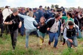 Condenan a la periodista húngara que golpeó a refugiados