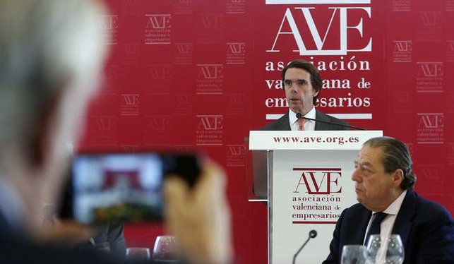 Aznar reaparece con duras críticas a la política económica de Mariano Rajoy