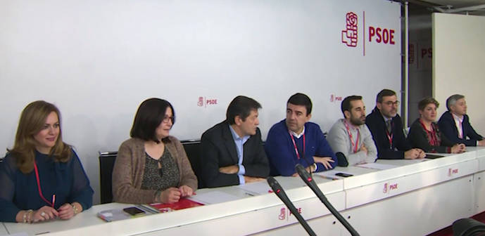 El PSOE aprueba el calendario de la gestora con 5 votos en contra: primarias en mayo y el congreso el 17 y 18 de junio