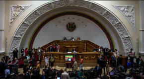 El Parlamento venezolano declara el "abandono de cargo" de Maduro y demanda elecciones