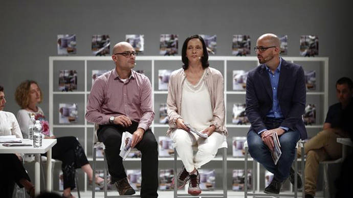 Carolina Bescansa, Nacho Álvarez (d) y el diputado Txema Guijarro en la presentación del programa de Podemos para el 26J