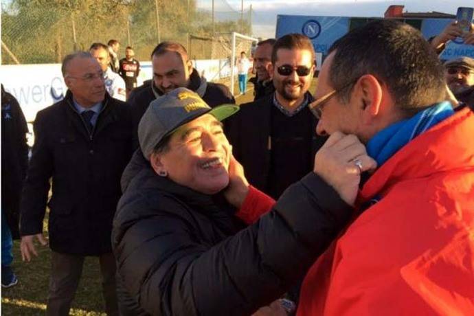 Maradona junto al entrenador del Napoli, Maurizio Sarri / @sscnapoliES