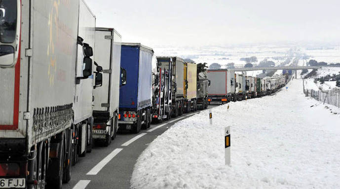 Nevadas bloquearon a miles de pasajeros y automovilistas en España