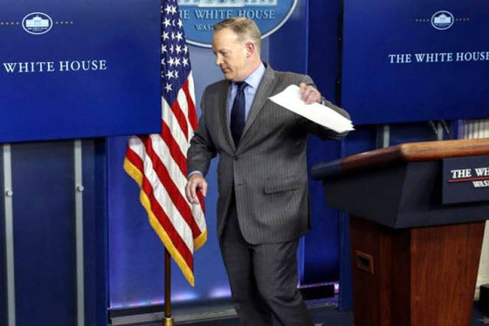 Sean Spicer, vocero de Donald Trump, no quiso responder preguntas de los periodistas.