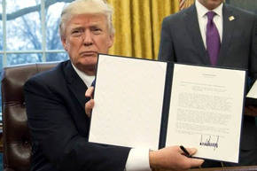 Donald Trump firmó la salida de Estados Unidos del TPP