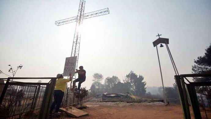 Aumentan a 11 los fallecidos por el peor incendio forestal en Chile