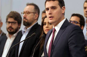 Albert Rivera arrasa a sus dos rivales en las primarias de Ciudadanos con muy baja participación