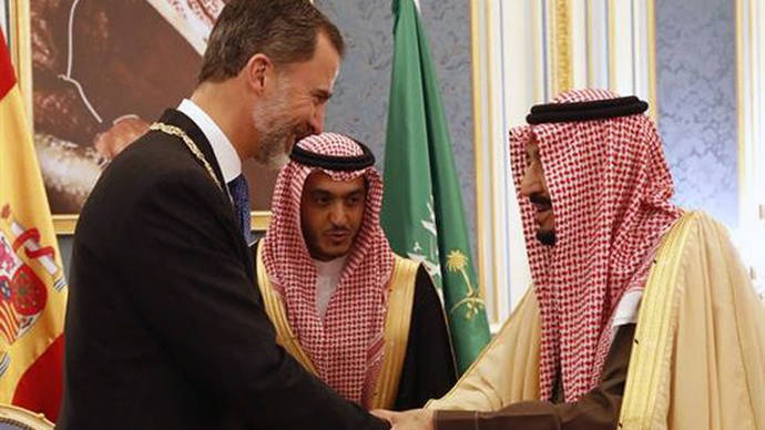 El rey Felipe VI junto a su homologo saudí