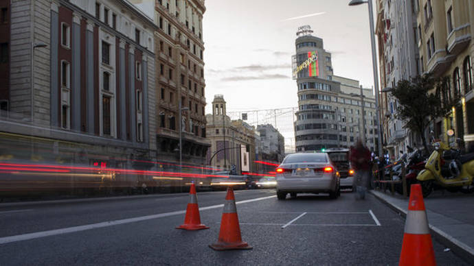 La Gran Vía de Madrid este viernes tras el cierre al tráfico/ DAVID CONDE