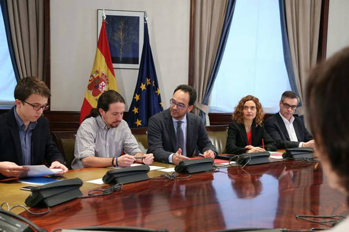 PSOE y Unidos Podemos lamentan que, ante la subida de la luz, Rajoy se limite a ejercer de chamán esperando lluvias