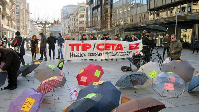 Una concentración de paraguas rechaza el CETA y pide al Parlamento Europeo que vote en contra de su ratificación