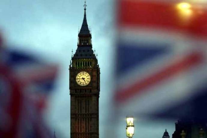 Banderas de la Unión fueron agitadas en frente del Big Ben y de la Casa del Parlamento en Londres durante la votación.