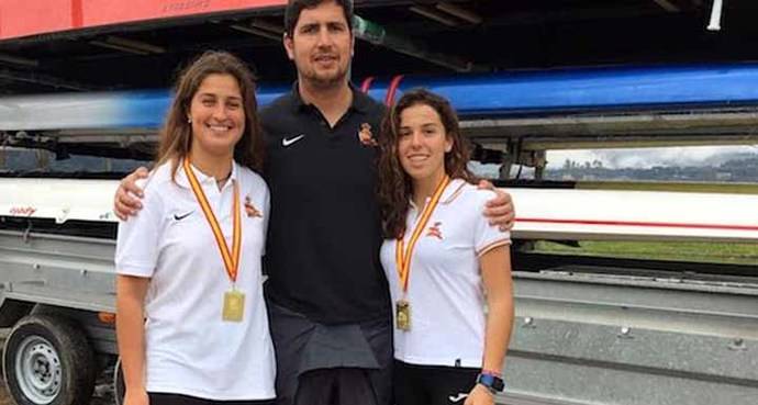 Teresa Díaz e Irene Torres con su entrenador, Fernando Gómez Ferrer