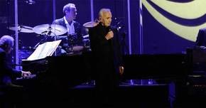 Charles Aznavour emociona en su concierto en el Palacio de los Deportes de Madrid