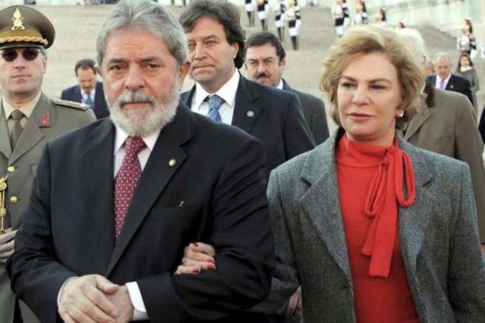 Foto del 11 de octubre de 2008 del entonces presidente brasileño Luiz Inacio Lula da Silva (izq) y su esposa Marisa Leticia Rocco.

