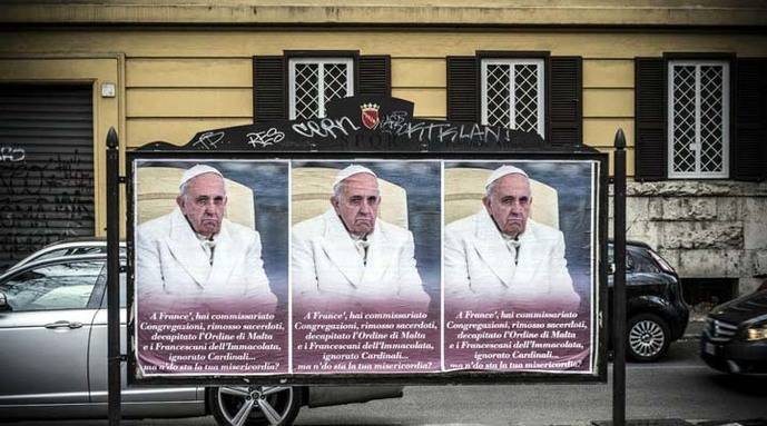 Decenas de carteles anónimos en Roma exhiben críticas a Francisco