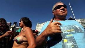 Protesta en topless tras la censura en una playa en Argentina