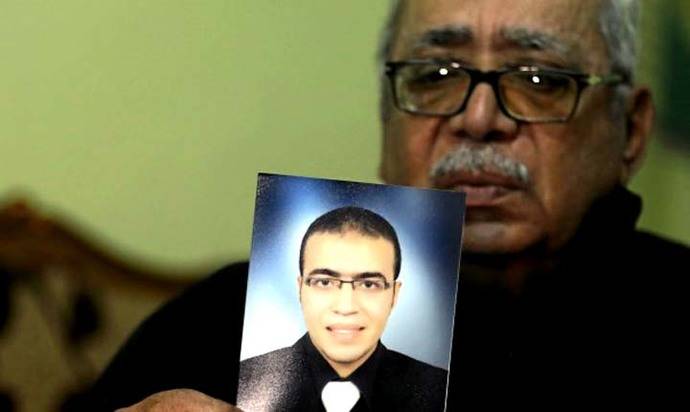 Reda El Hamahmy, sujeta una foto de su hijo Abdallah, supuesto autor del ataque