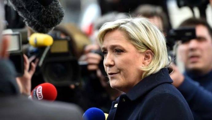 Marine Le Pen durante una rueda de prensa en Juvisy-sur-Orge.
