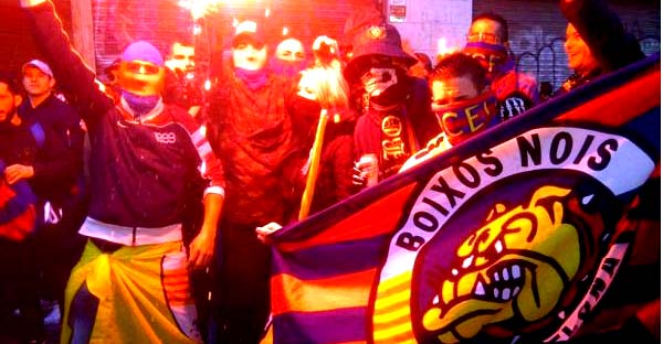 Brutal pelea entre hinchas del Barcelona y Alavés