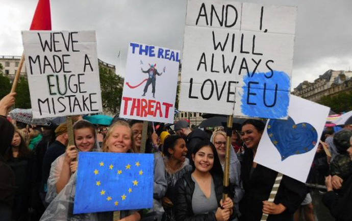 Un grupo de personas se manifiesta en contra del Brexit
