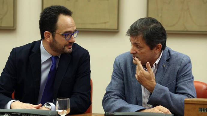 Antonio Hernando y el presidente de la gestora del PSOE, Javier Fernández