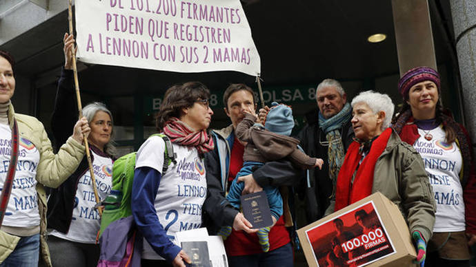 Brenda y María José entregando 100.000 firmas en la Dirección General de los Registros y del Notariado 