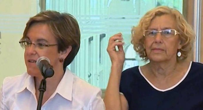 La alcaldesa de Madrid, Manuela Carmena (d), y la portavoz del Grupo municipal socialista en el Ayuntamiento de Madrid, Purificación Causapié