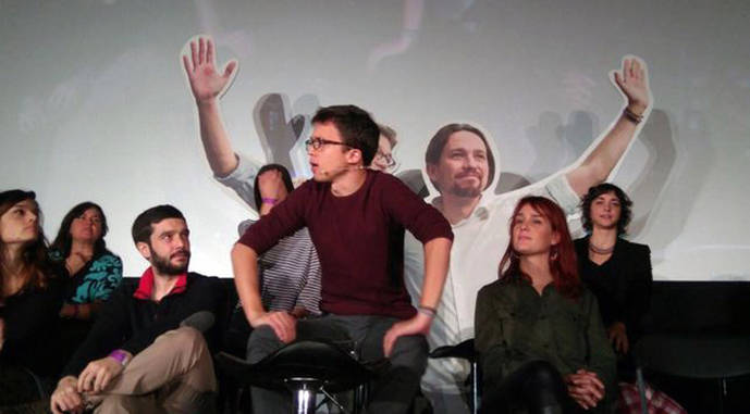 Íñigo Errejón, en el acto de presentación de su campaña, con el cartel en el que sale junto a Pablo Iglesias/ Foto: Recuperar la ilusión